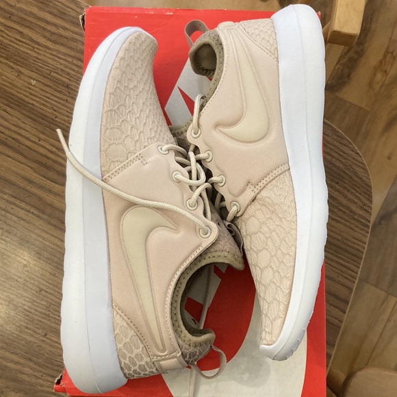 Nike Women’s Roshe Running Shoe in Oatmeal - Picture 4 of 6